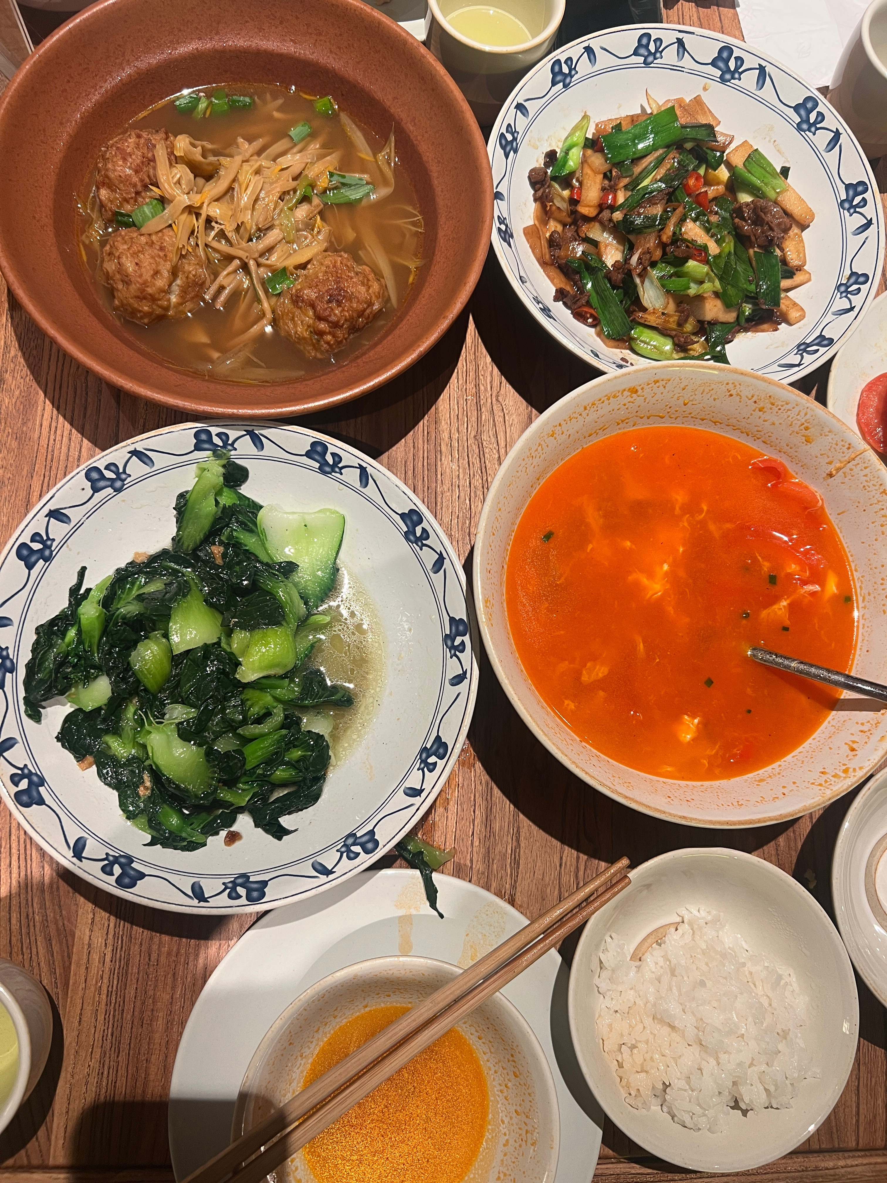 欢迎外地朋友来南京旅游，物价真不高，这一桌，酸萝卜黄牛肉，干黄花菜粉丝肉圆，油炸