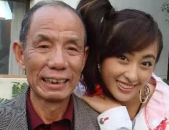 魏宗万当初不顾世俗非议，迎娶大6岁、离异带孩子的妻子，相守51年金婚； 魏宗