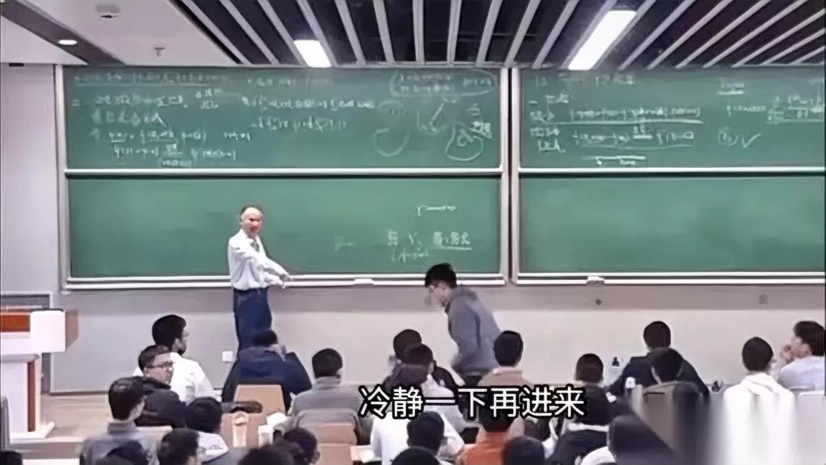 中科大少年班男生当堂扔水杯没人骂他反倒全在心疼。这男孩一天生活费才1