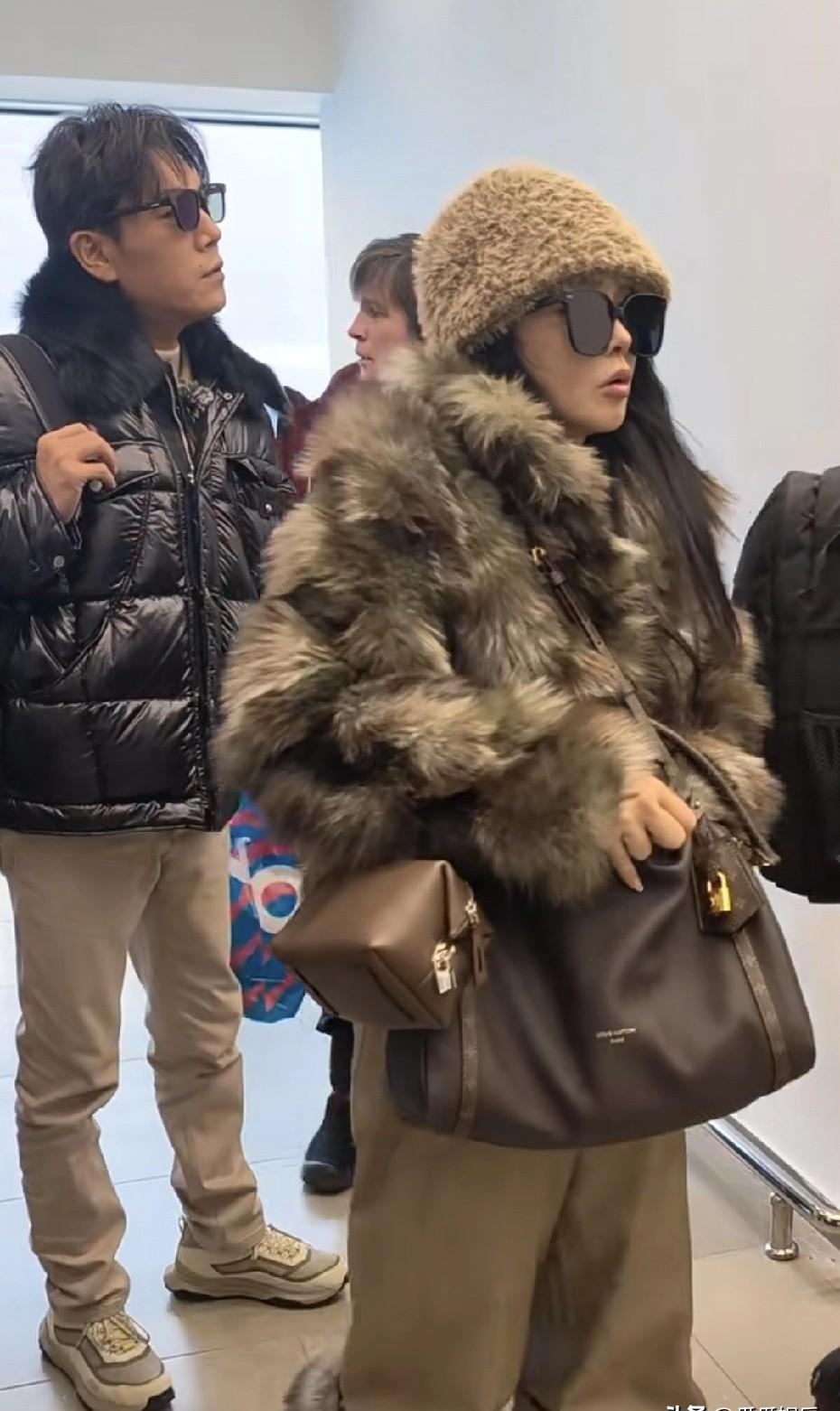 57岁穿皮草在俄罗斯机场被偶遇，伊能静这状态你敢信？旁边秦昊推着行李车，活脱