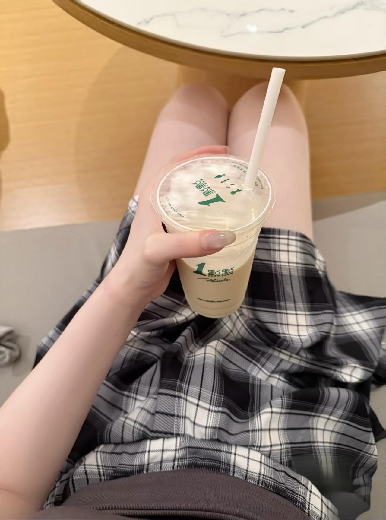 花男人钱还是自己挣钱花好？自己挣的钱花着才硬气！花男人的钱总怕欠人情，靠自己买奶