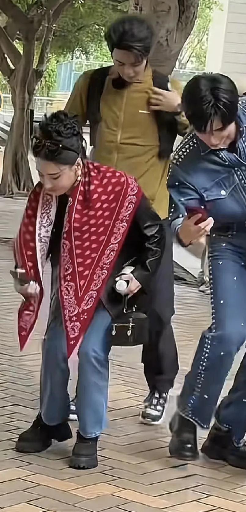 张柏芝手机突然掉了就热门了。哈哈，为什么热门呢，因为她捡起来手机时，发现地上有