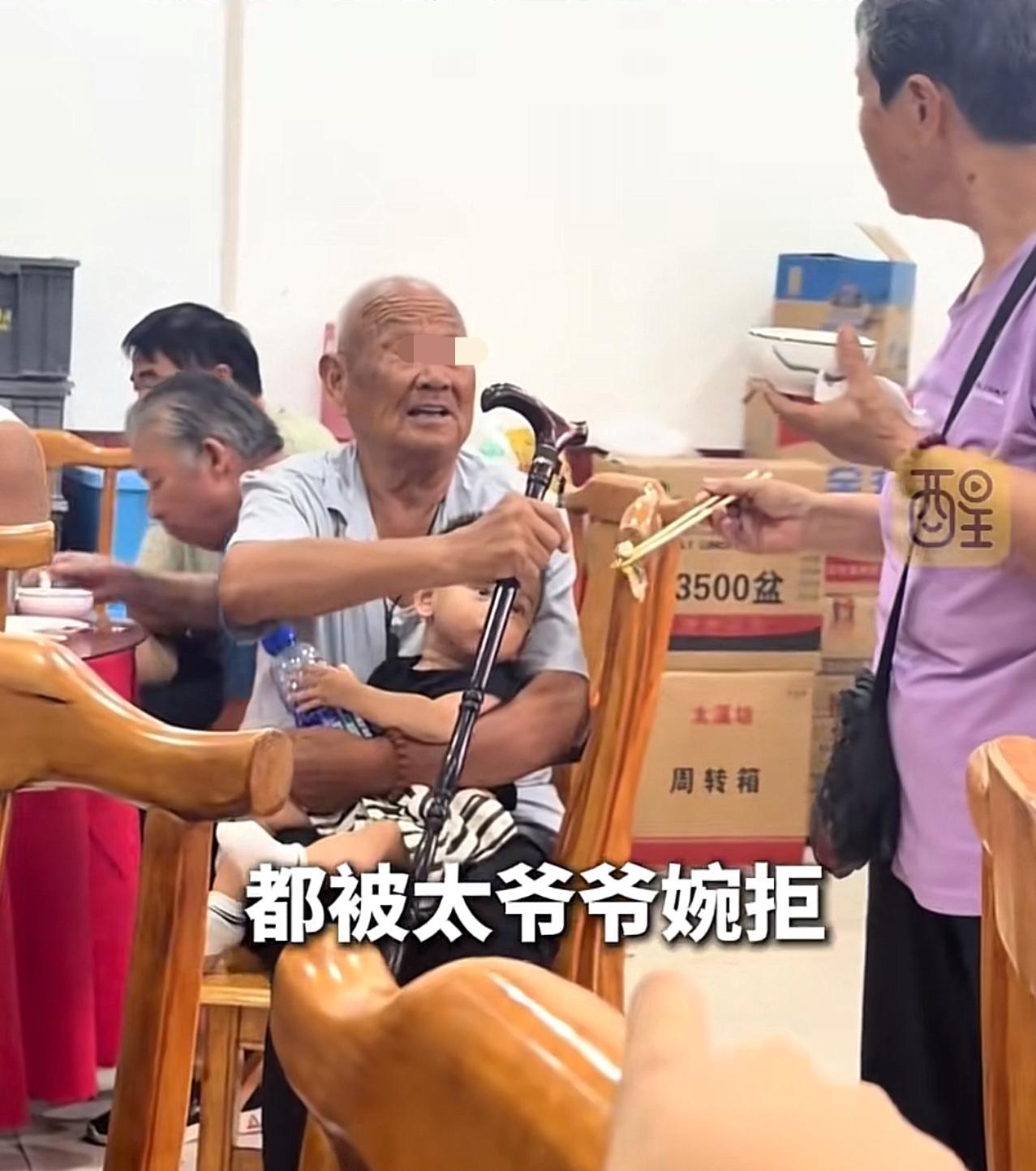 家族聚餐，太爷爷抱着小孙子，拒绝所有亲戚喂饭，原因只是孩子妈妈交代了不能乱吃东西