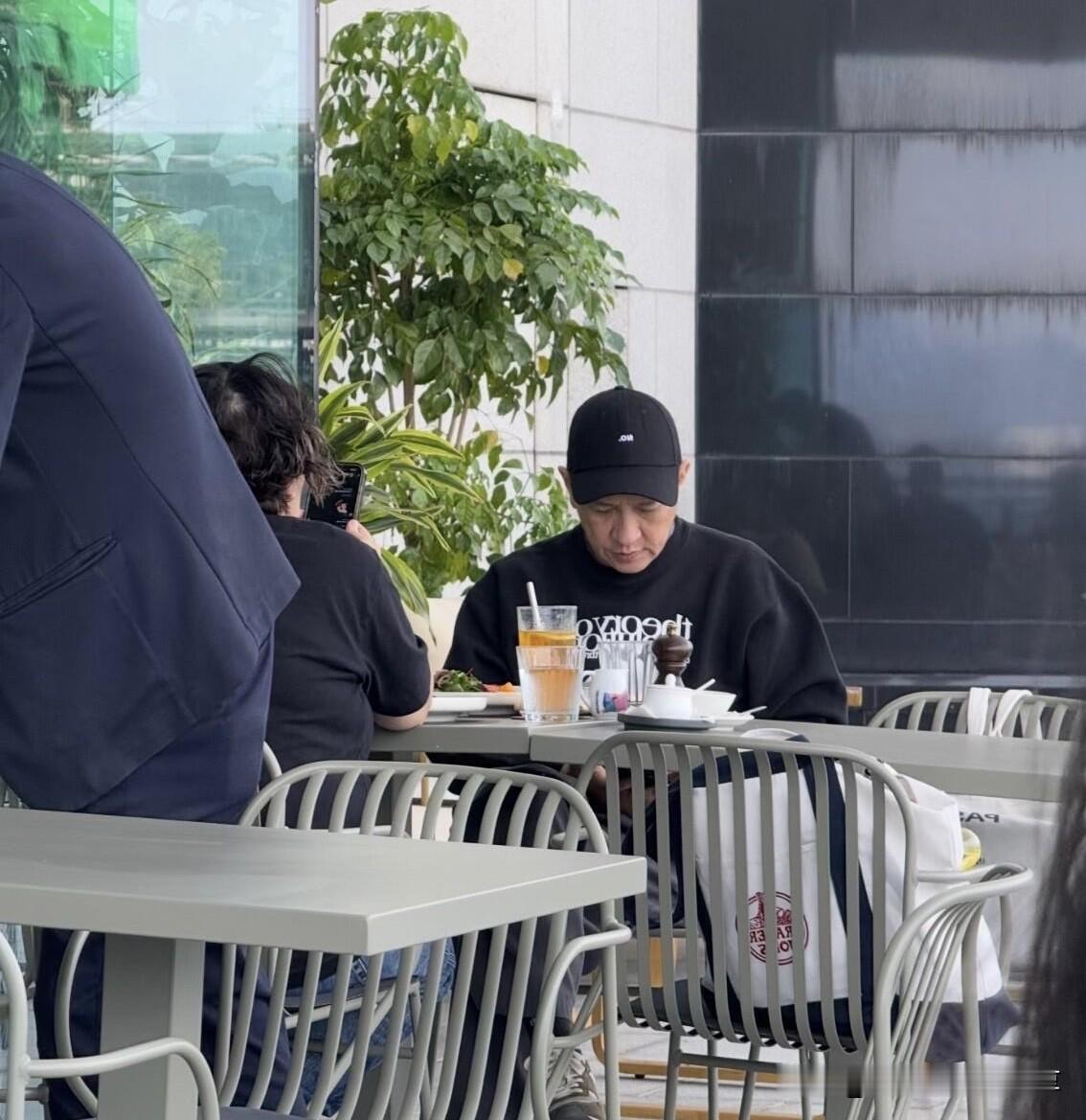 香港的男明星就是特别的低调，他们一般都不化妆就出门，工作就是工作，生活就很随意，