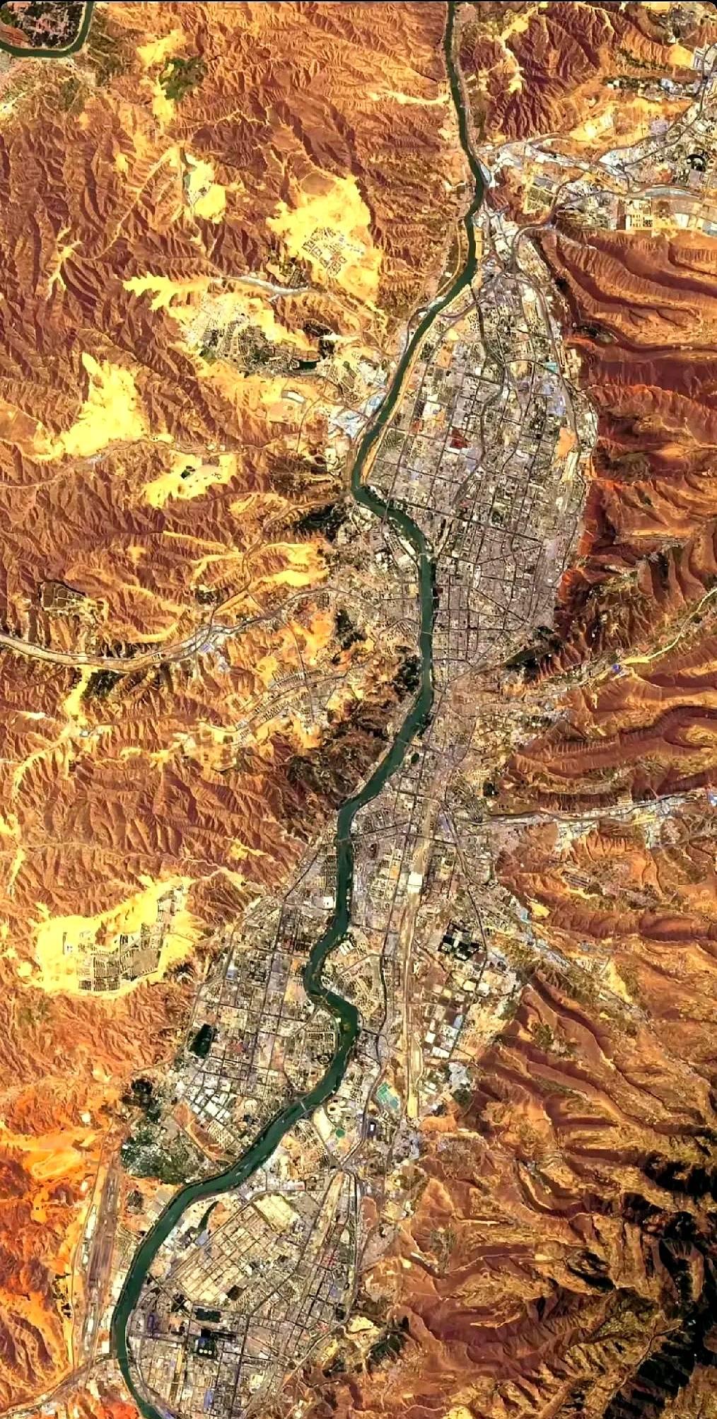 仔细看，兰州这座城市感觉是在夹缝中求生存，两山夹一河，四周光山秃岭，不知道是不是