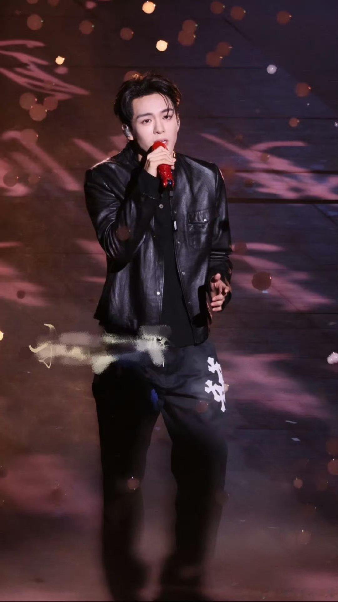 曾舜晞吻你吻上太空舞台曾舜晞粤语发音超苏，嗓音自带温柔滤镜，唱到副歌时的松弛感直