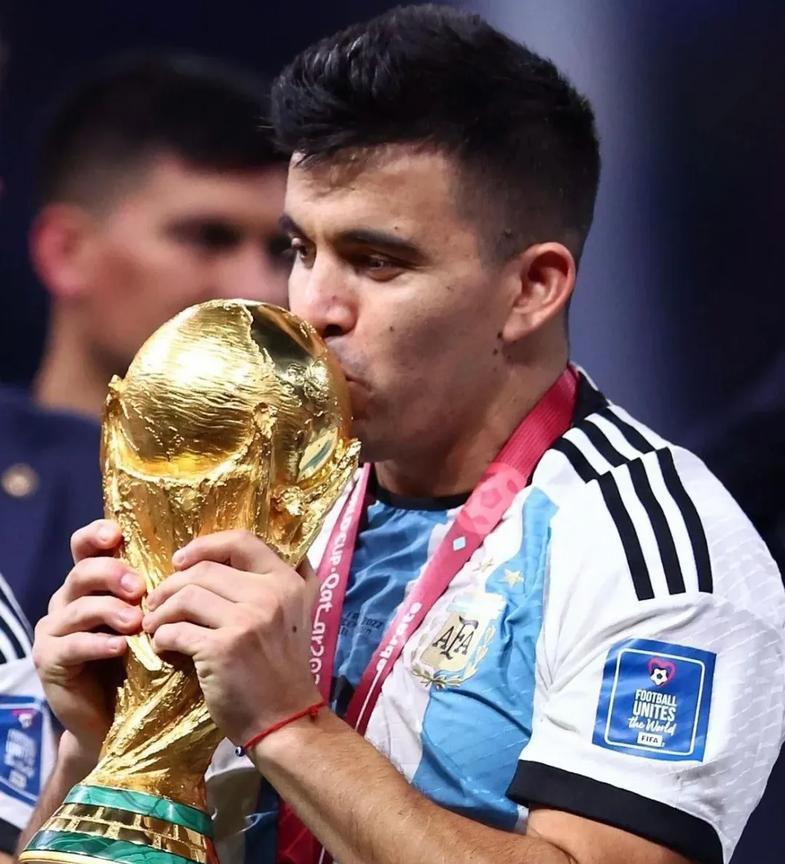 据说，2022年世界杯，这俩人就有恩怨，邓弗里斯被阿库尼亚爆铲，连张黄牌都没有，