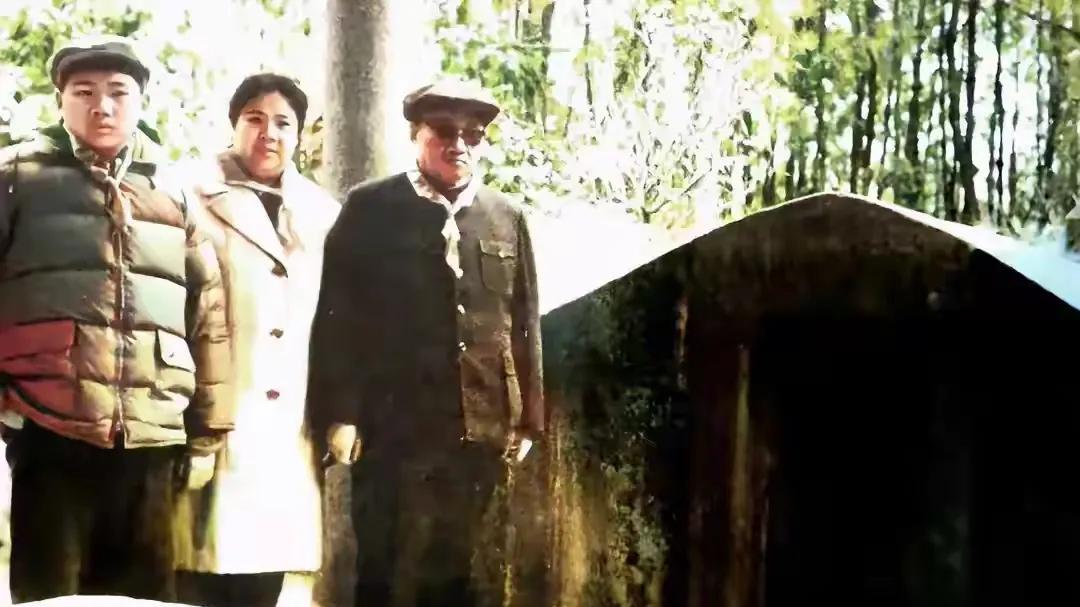 1983年冬，毛主席的次子毛岸青携妻子邵华、儿子毛新宇为妈妈杨开慧扫墓。毛岸青