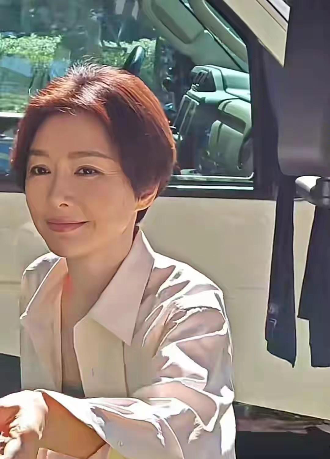 这种发型很少有人能够驾驭，秦岚也不例外。留这个发型简直就是对女人气质的考验。当然