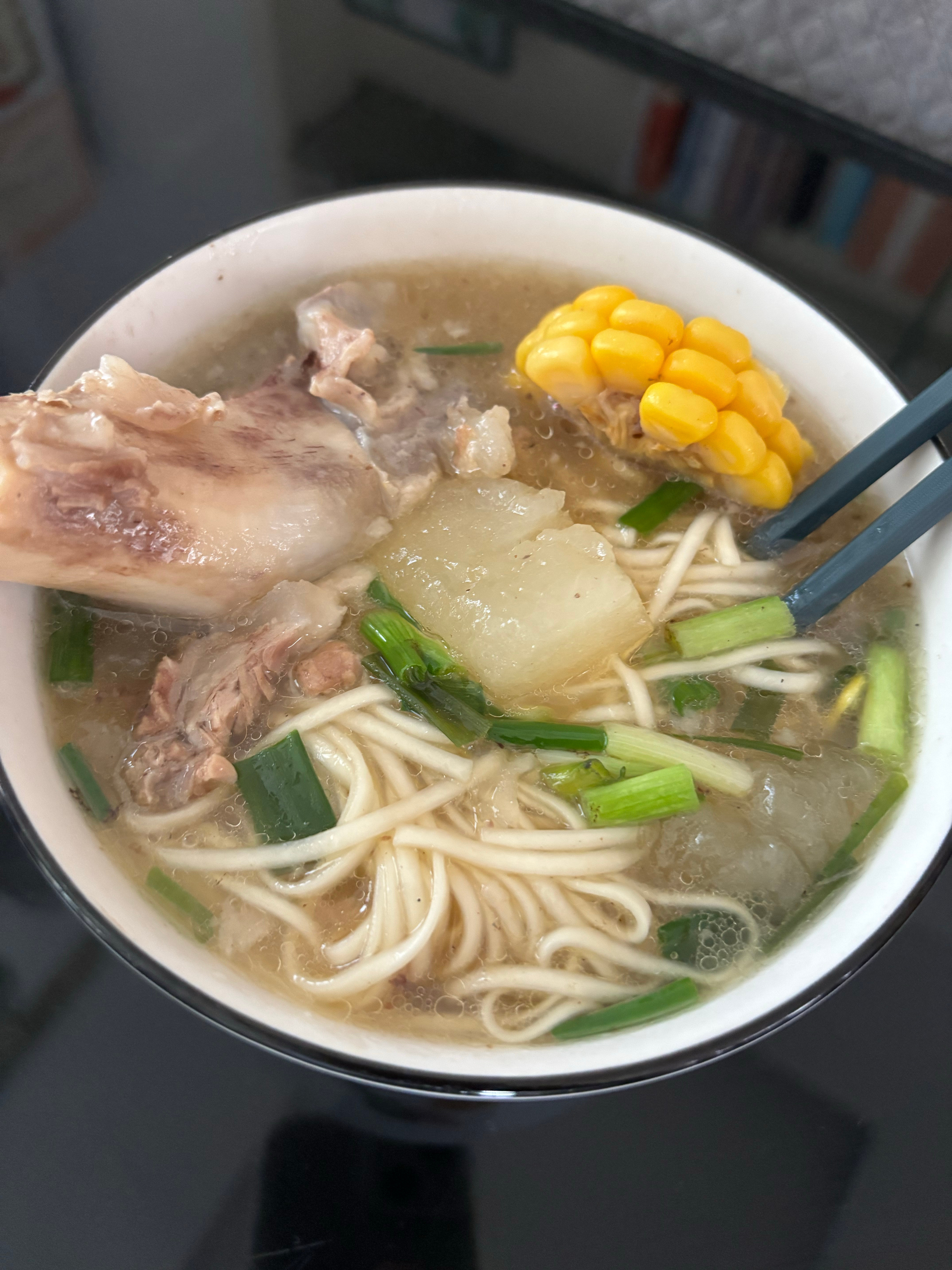 今日早餐大骨汤面鲜得很