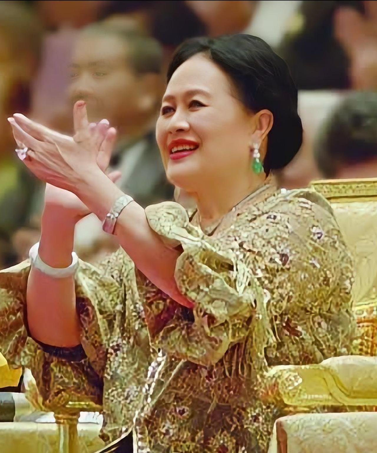 诗丽吉肆意潇洒的一辈子，只为自己而活泰王玛哈行事随性、风流不羁，性格与诗丽吉太