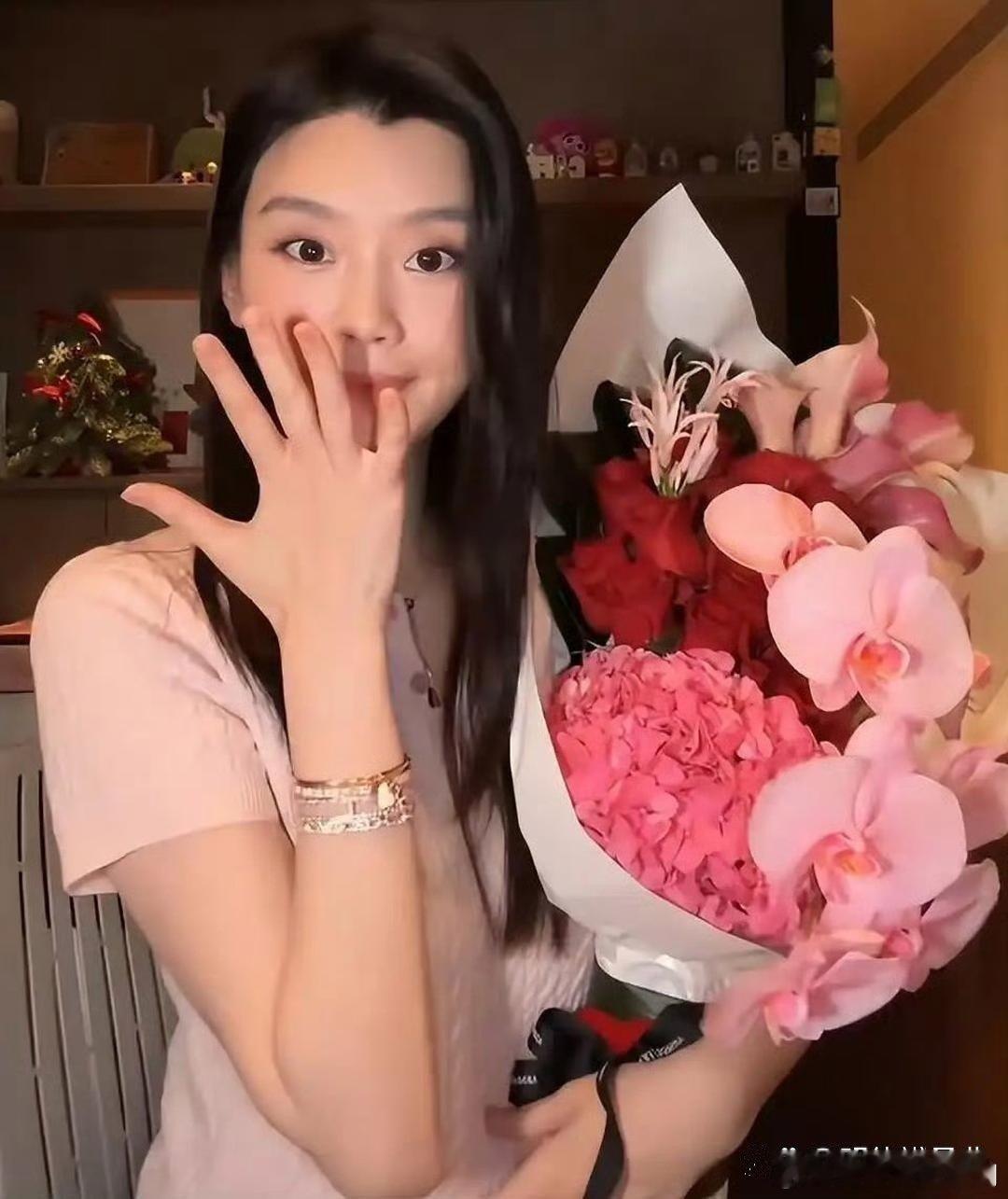 奚梦瑶素颜出镜，我只想说，一只手怎么能带5条钻石手链​