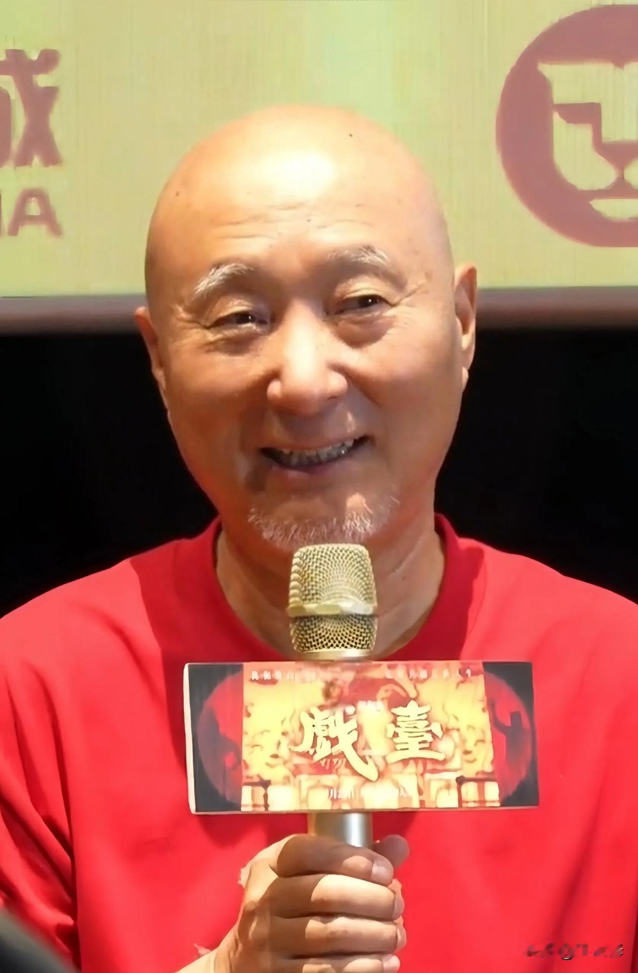 节目中，主持人问陈佩斯∶您演了那么多电影，您说说，您最佩服的演员是谁?陈佩斯