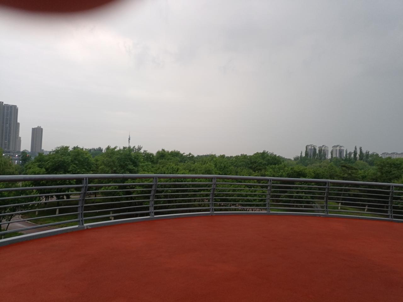 以前认识一个姑娘，没有工作，后来去了银行，在银行大堂做引导员，只打算上几个月班。