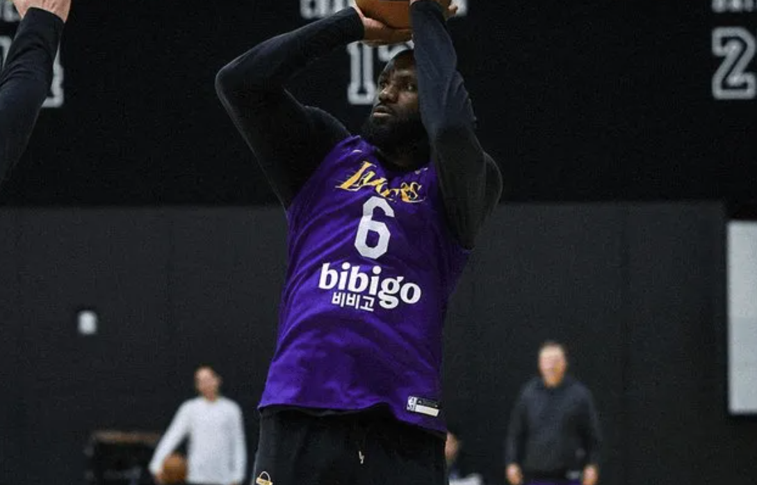 湖人官方更新动态，晒出一组湖人队内的训练照。其中，詹姆斯身穿6号球衣参加了队内