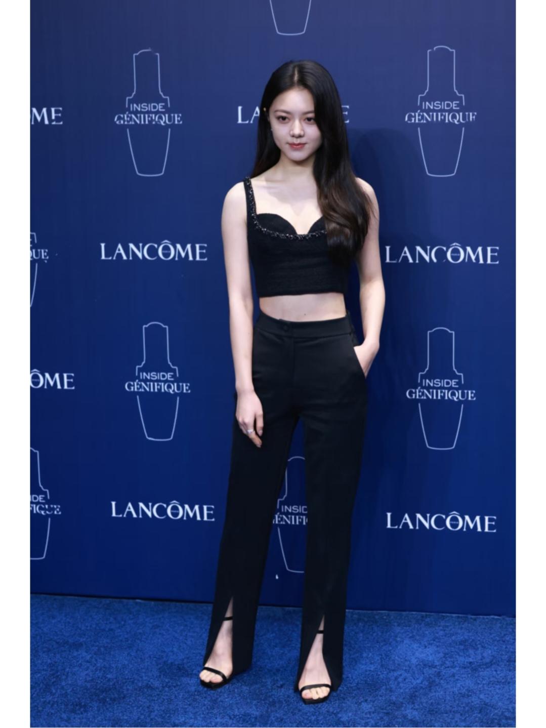 赵今麦，脚丫子很干净，就是拇指外翻有点严重。