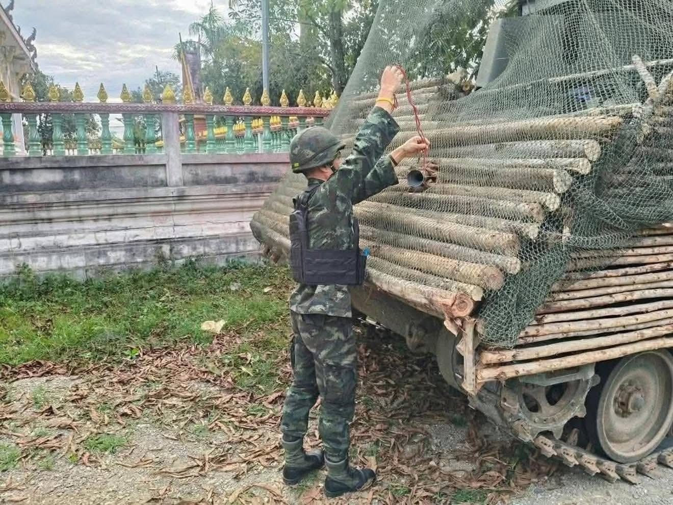 泰国陆军占领柬埔寨控制的鞍马隘口后出动推土机清理了柬埔寨建造的纪念碑和建筑物，有