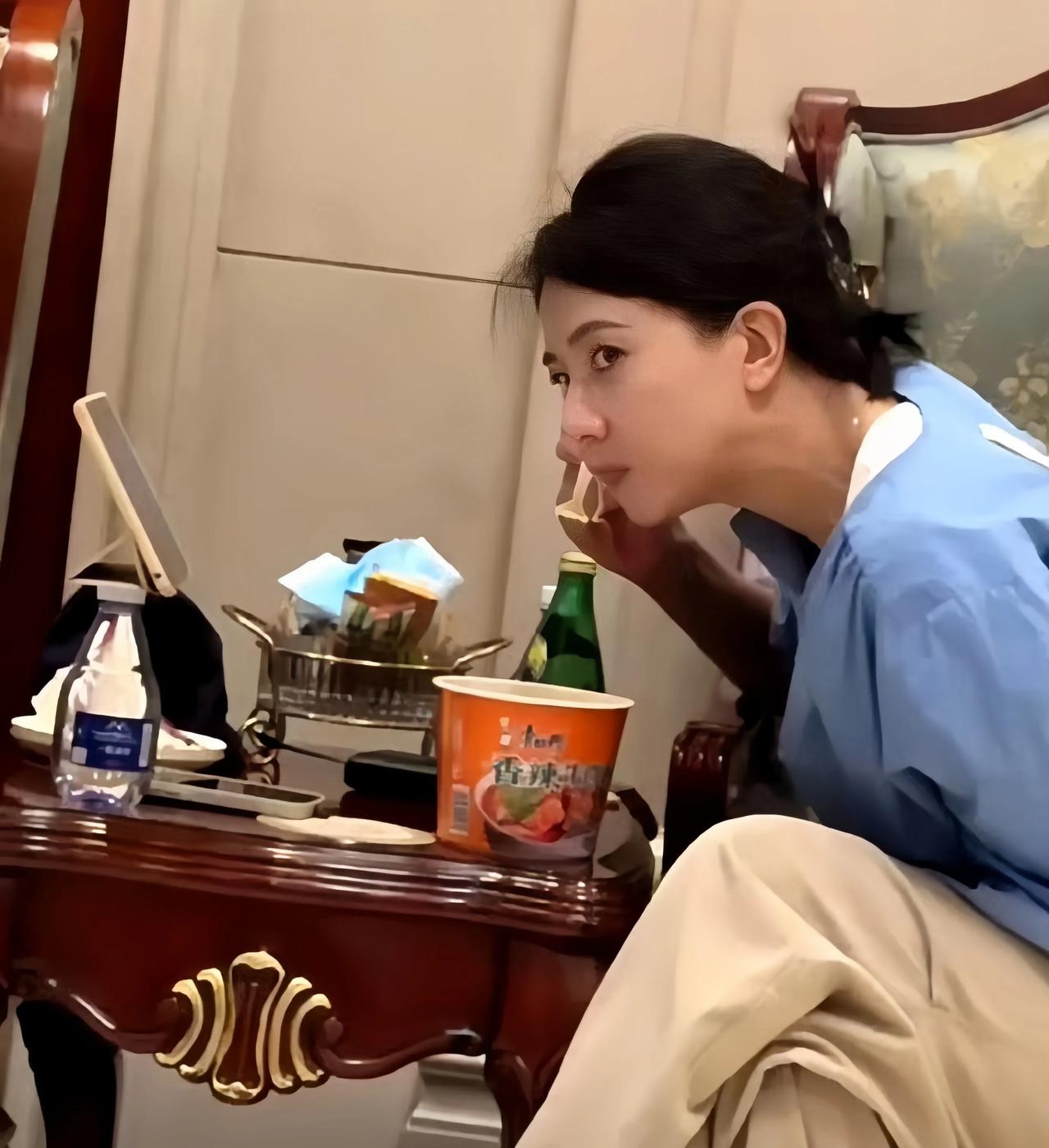 高圆圆在等飞机时，吃泡面的情景。估计当时很饿的缘故，她完全不顾形象的吃起了泡面