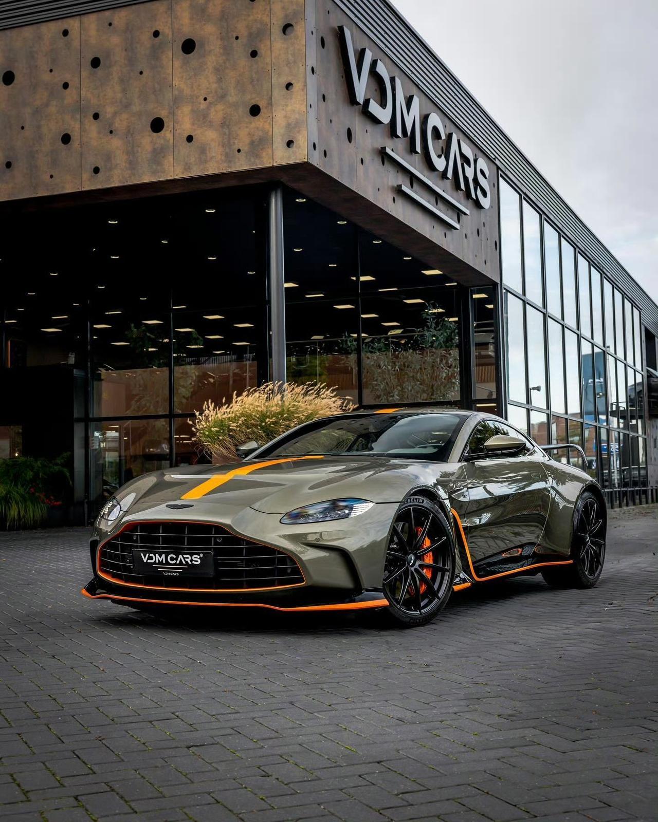 阿斯顿·马丁V12Vantage，仅生产333辆，是对纯粹性能与永恒优雅的极致