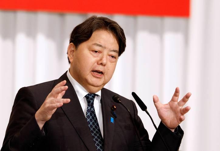 日本政坛炸锅了，谁也没想到，那位一直标榜强硬干净的女首相高市早苗，会被自家媒体锤