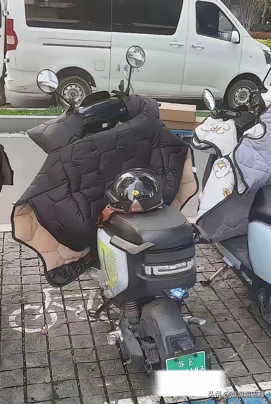 网上那张孤零零的电瓶车照片，这几天彻底刷屏了。大家都在传，这台车再也等不到它