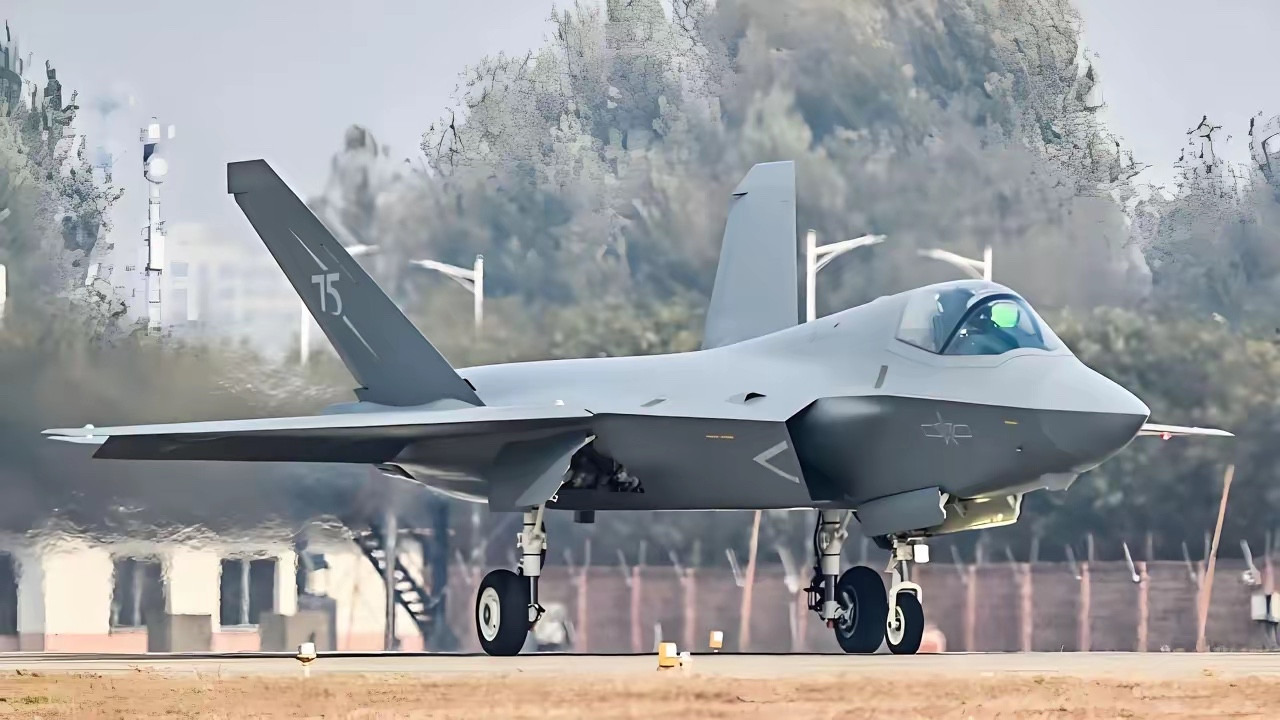 粉丝提问歼-35与F-35谁更厉害，8月22日就来好好聊聊。有人说歼-35吊打F-35，也有人称F-