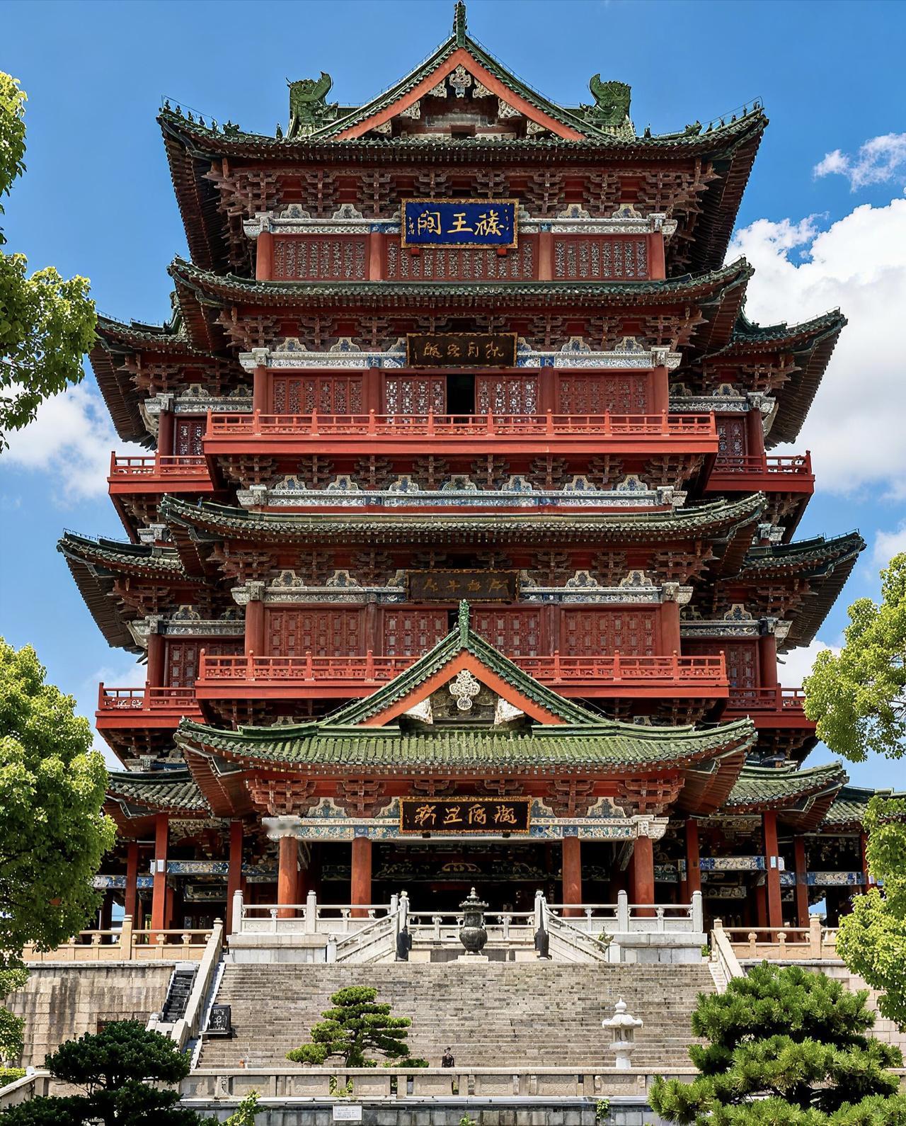 坦白说，来南昌之前，我一直忍不住疑惑：如今的滕王阁只是仿古重建楼，凭什么敢收50