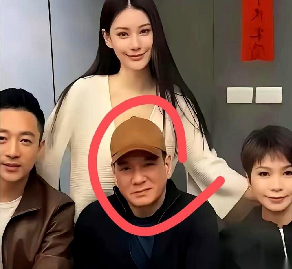 张兰大概真没想到，新亲家的合影一出来，全网刷的不是喜气，而是那对老两口怎么都笑不