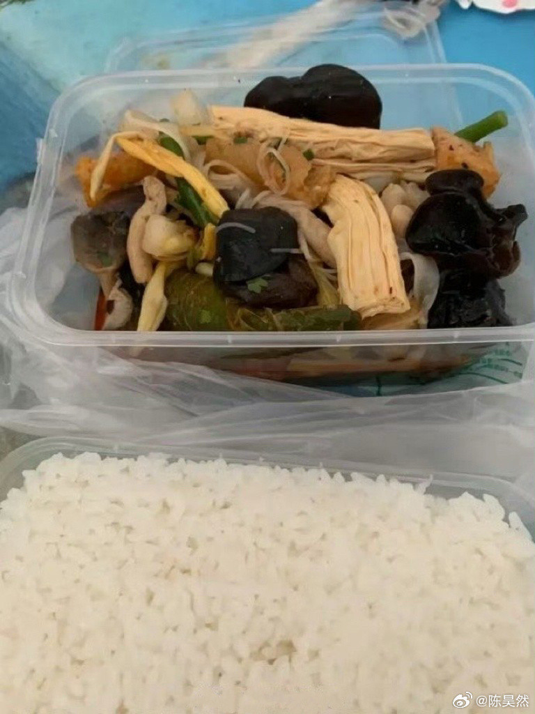 网友：被一个卖凉菜的羞辱了。