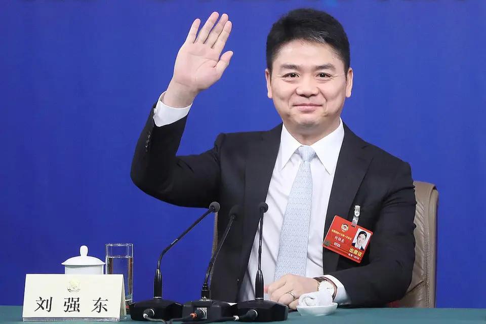 太意外？刘强东登上新闻联播，被央视3秒特写，释放出什么信号？最近，以联席主席