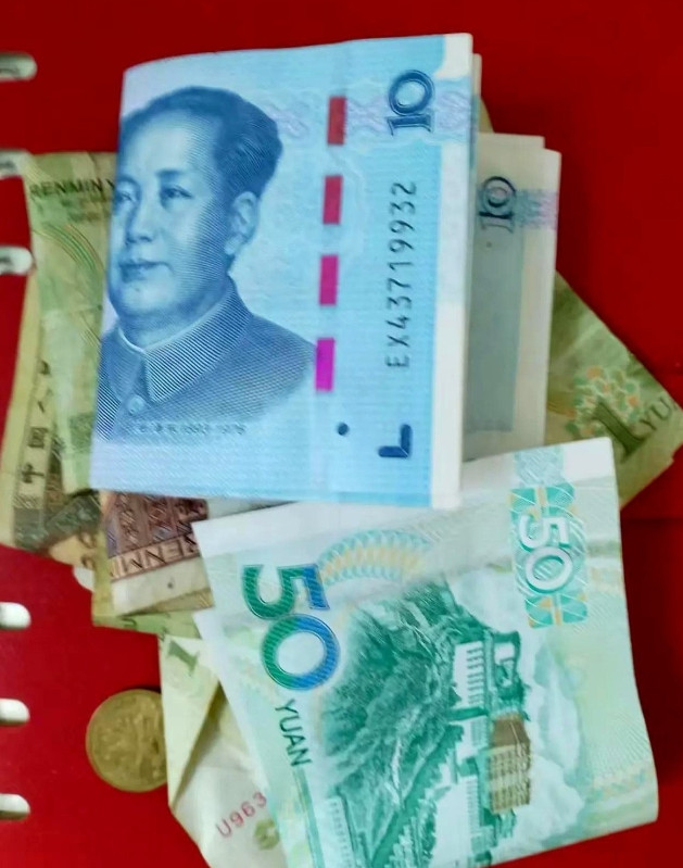 我同事湖南嫁广东佛山本地，婆婆手里掌握着一年5万分红及每月6到7千的收租，但仍要