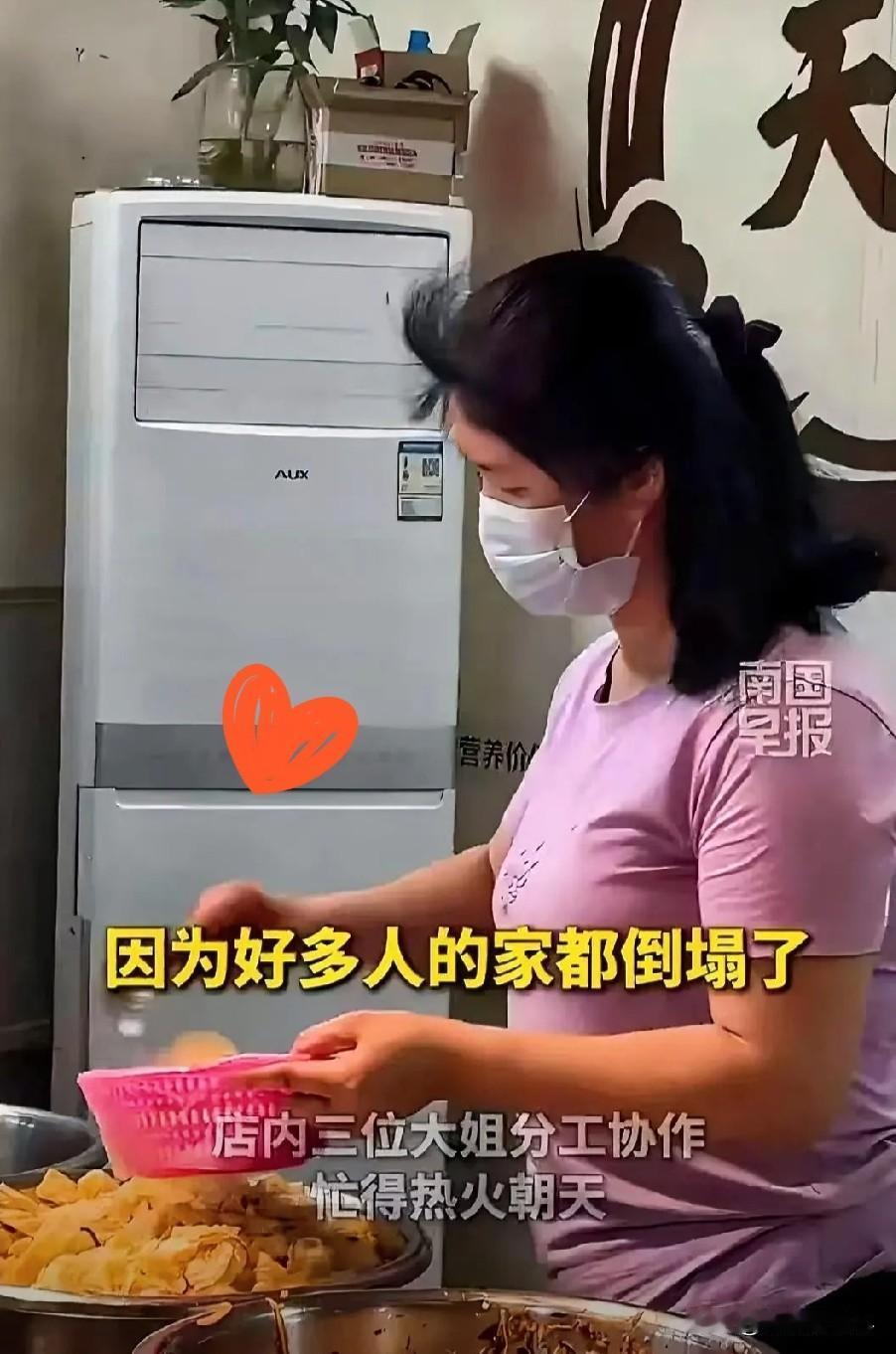 地震后，柳州人没抢矿泉水。去排螺蛳粉了。柳南区螺蛳粉小镇，天桥螺蛳粉店门口，