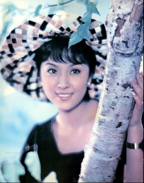甄珍老了应该也像狄波拉这么美才对，但事实上老了的甄珍没有狄波拉一半好看，狄波拉颜