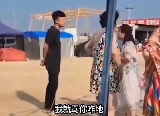 小伙和大妈吵架，双方都满嘴国粹，但当大妈最后以实际行动当场脱衣裙，叫他也付诸实际