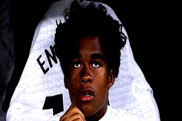 皇马把19岁的恩德里克租到里昂，本来1月20日能提前喊回。结果高层临时怂