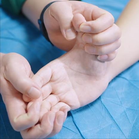 脑出血偏瘫别发愁！手部功能恢复起来很简单 1.抓豆子可以准备两种不同大小