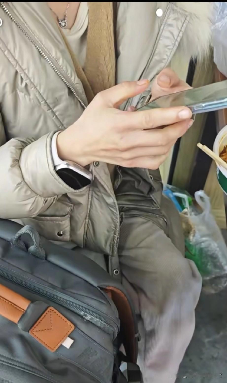 无法理解！女大学生和舍友点了两人份的外卖，因为外卖比规定的时间早到20分钟，女大