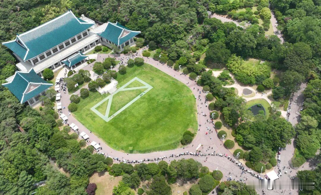 今天：李在明入驻青瓦台李在明总统真够厉害的，他就是不相信所谓青瓦台魔咒。今天