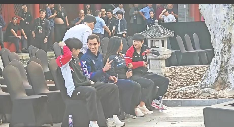 看俩宝就好像是家里来客了，一人接待一个[捂脸哭]就说，就不能莎坐外国男隔壁，或者