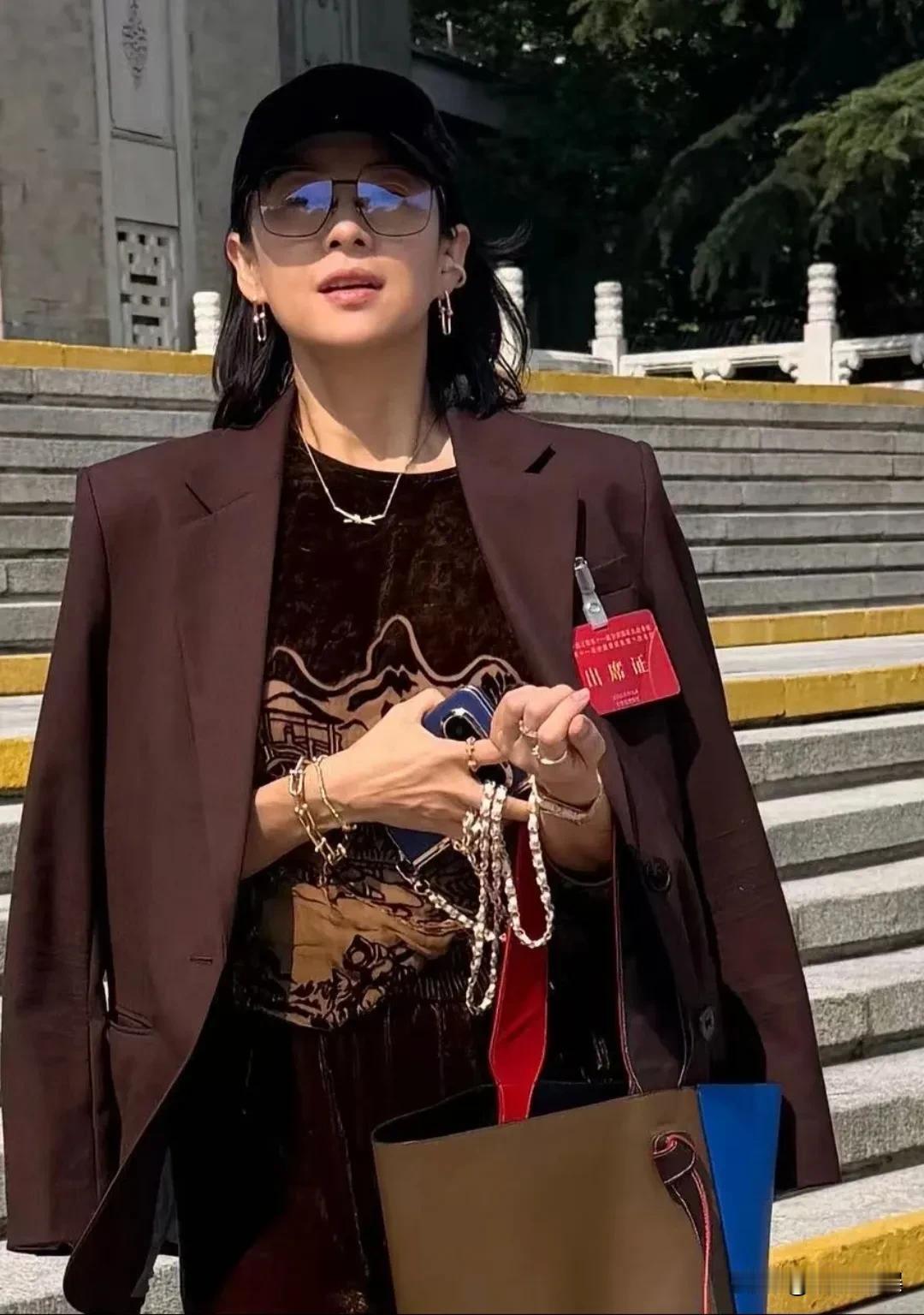 章子怡现身北京友谊宾馆，姐姐这全套，真的是行走的一套房啊，高贵奢华却不媚俗。她
