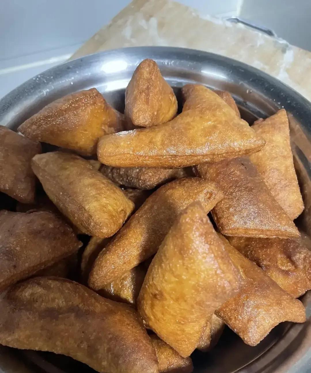 抖音上那个二婚妈妈边抹泪边说婆婆九点才打完麻将回家，锅里只有冷水，两个孩子饿得啃