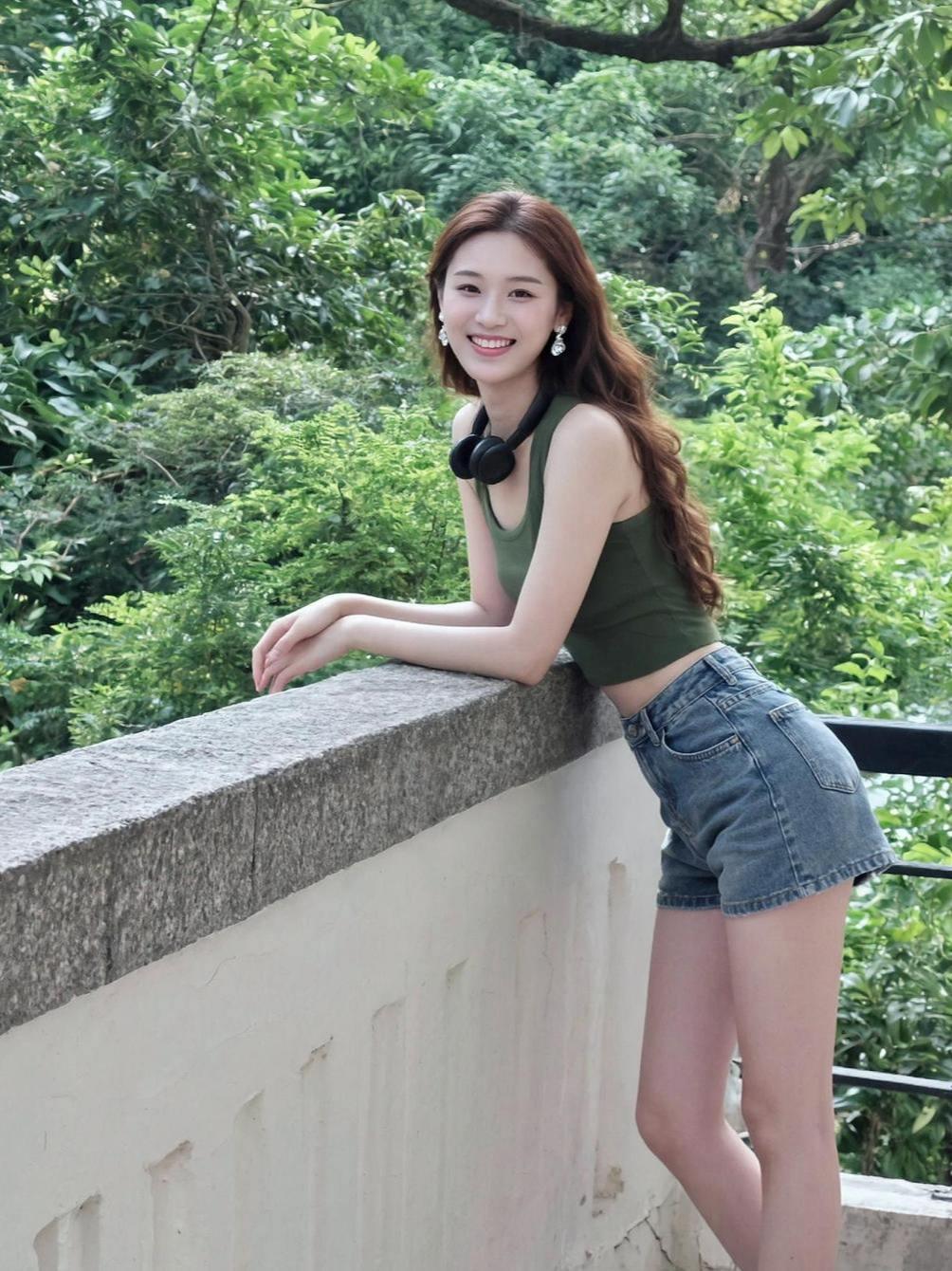 在阳光洒落的午后，倚靠栏杆的瞬间仿佛被定格成一幅画。绿色的树木与温暖的阳光交织，