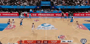 在今天进行的北京北汽和北京控股的焦点战中，发生了非常具有争议性的一幕。当时比赛进