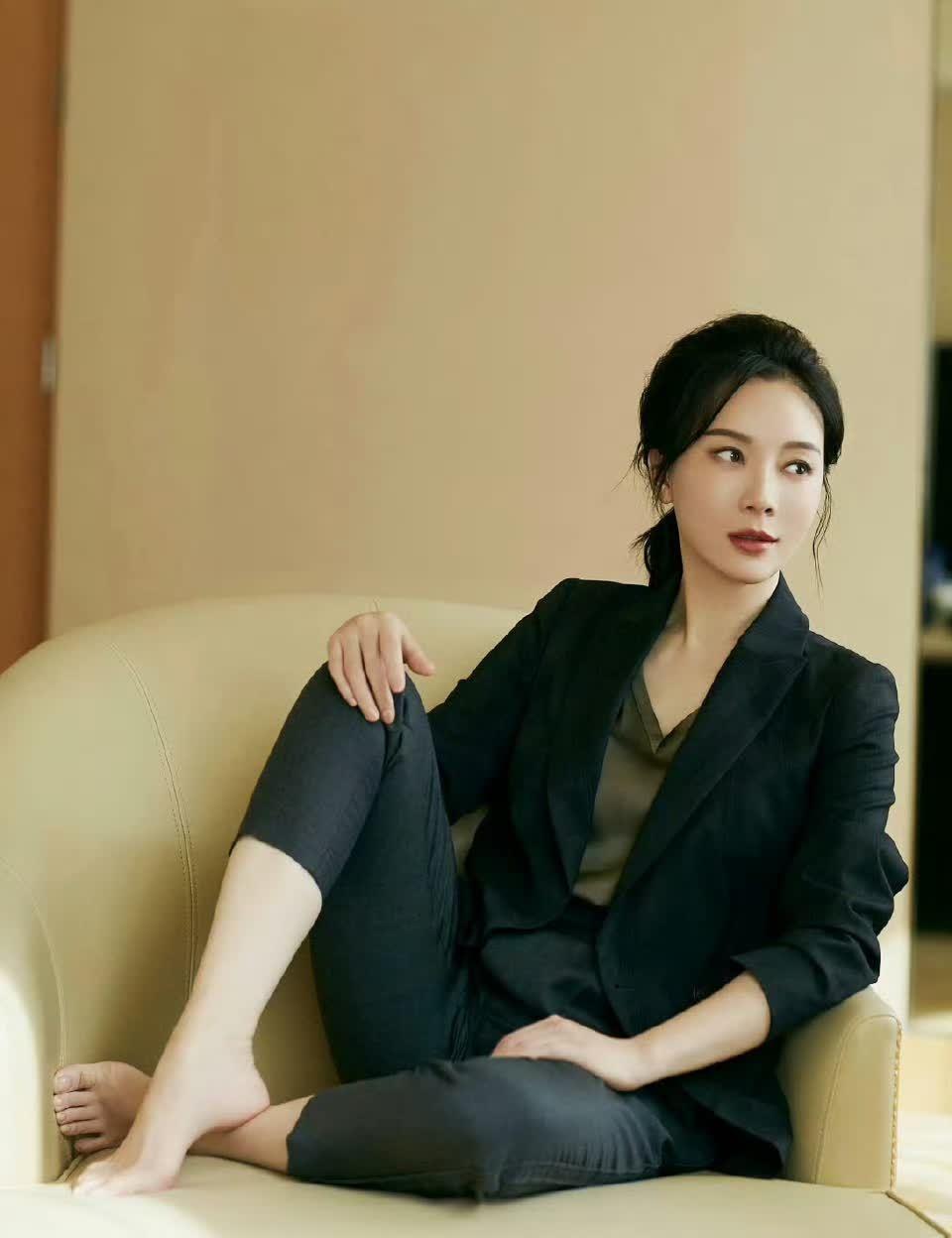 陈数的赤足慵懒风格写真真的美得让人惊叹