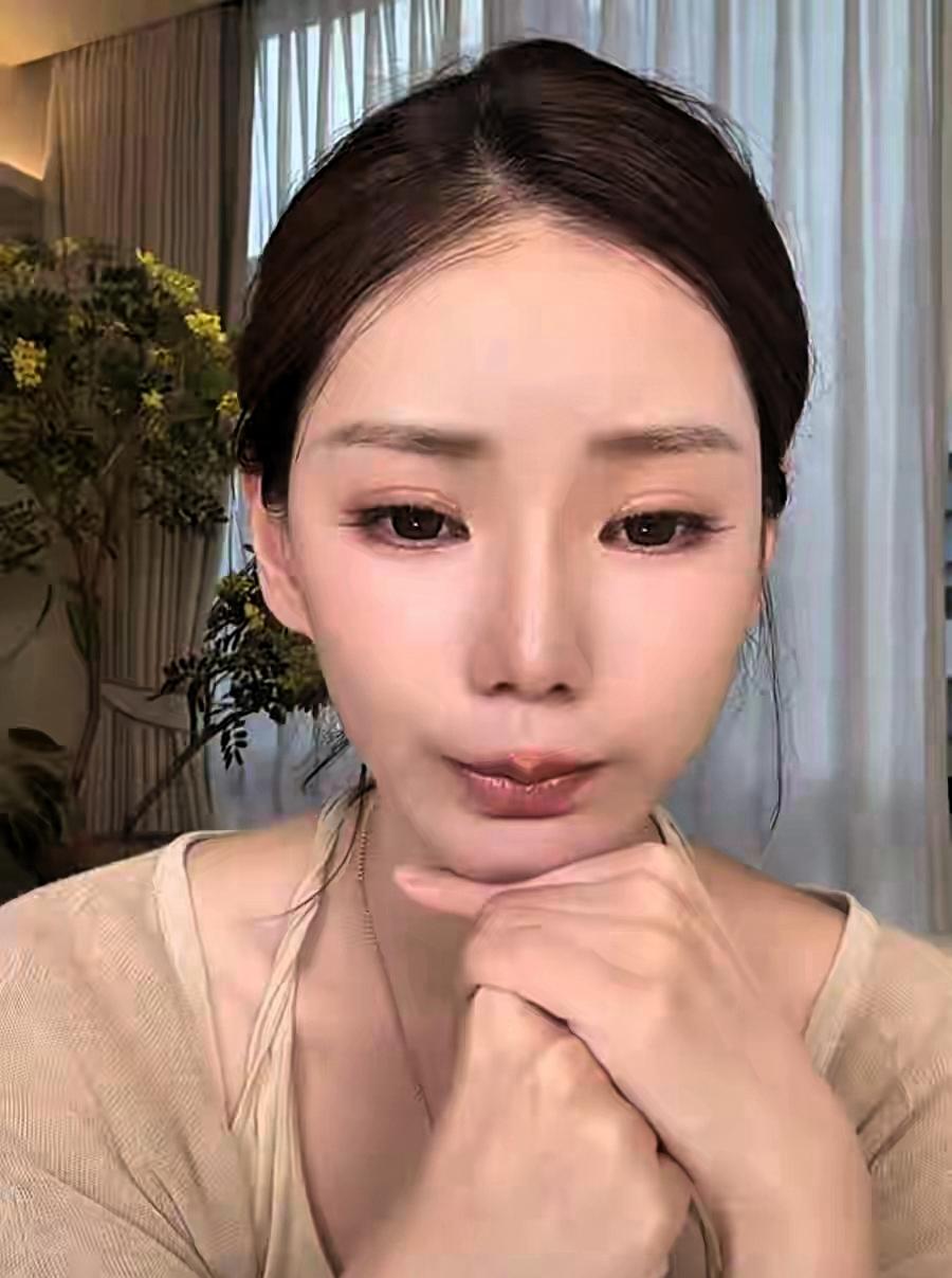 十二岁的小玥儿早已褪去幼童的懵懂，长期身处复杂的家庭环境，她养成细腻敏感的性格，