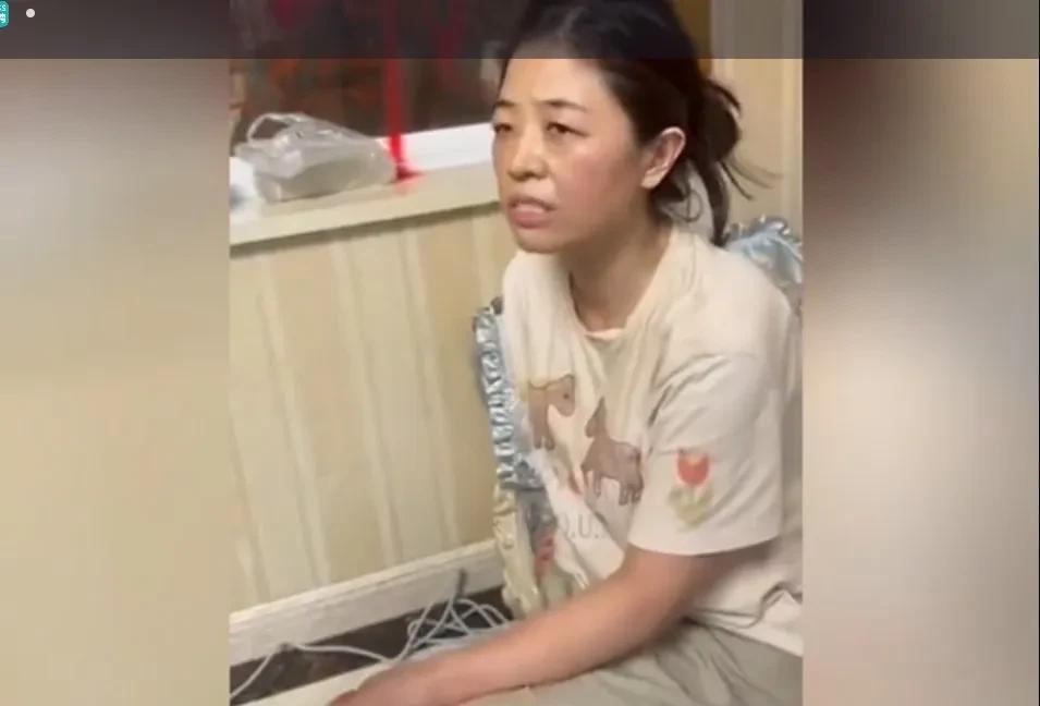 大家看看这河北恶婆婆，也太让人来气了！翘着个二郎腿，脸上一点慌劲儿都没有，还在那