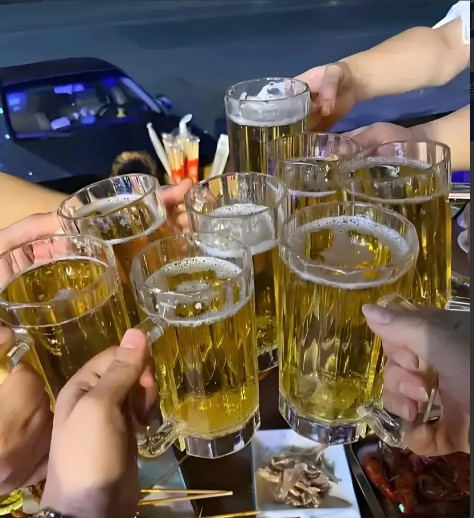 上海，一对情侣喝完酒后，凌晨2点多开车到了河边，男友拿出酒祭奠父亲，女友想早点