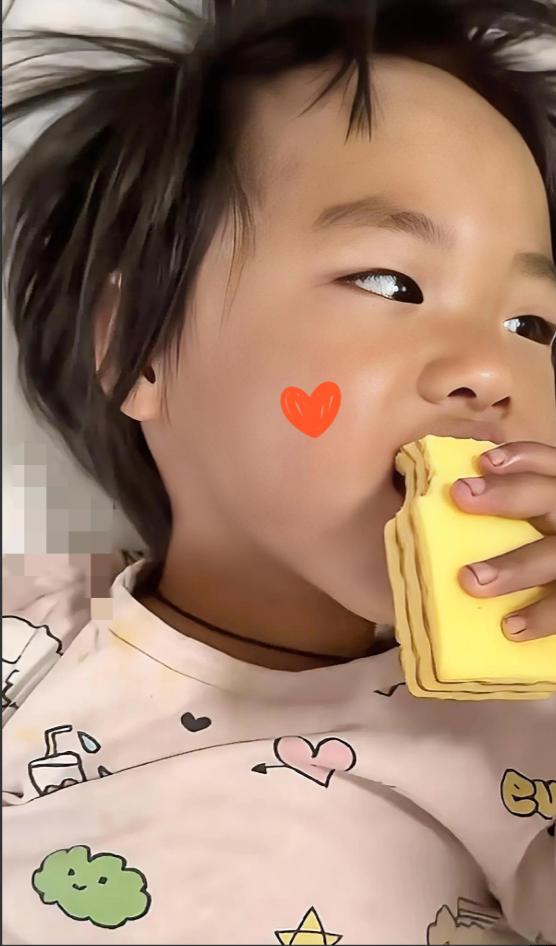 难怪4岁的小丁一从被发现起就一直躺在医院病床上。孩子的爸爸透露，虽然小姑娘精神状