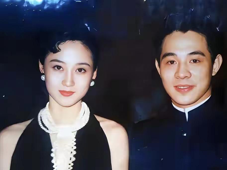 天啊！看到利智和成龙旧照，才明白李连杰为啥会对她一见钟情。1989年，电影《