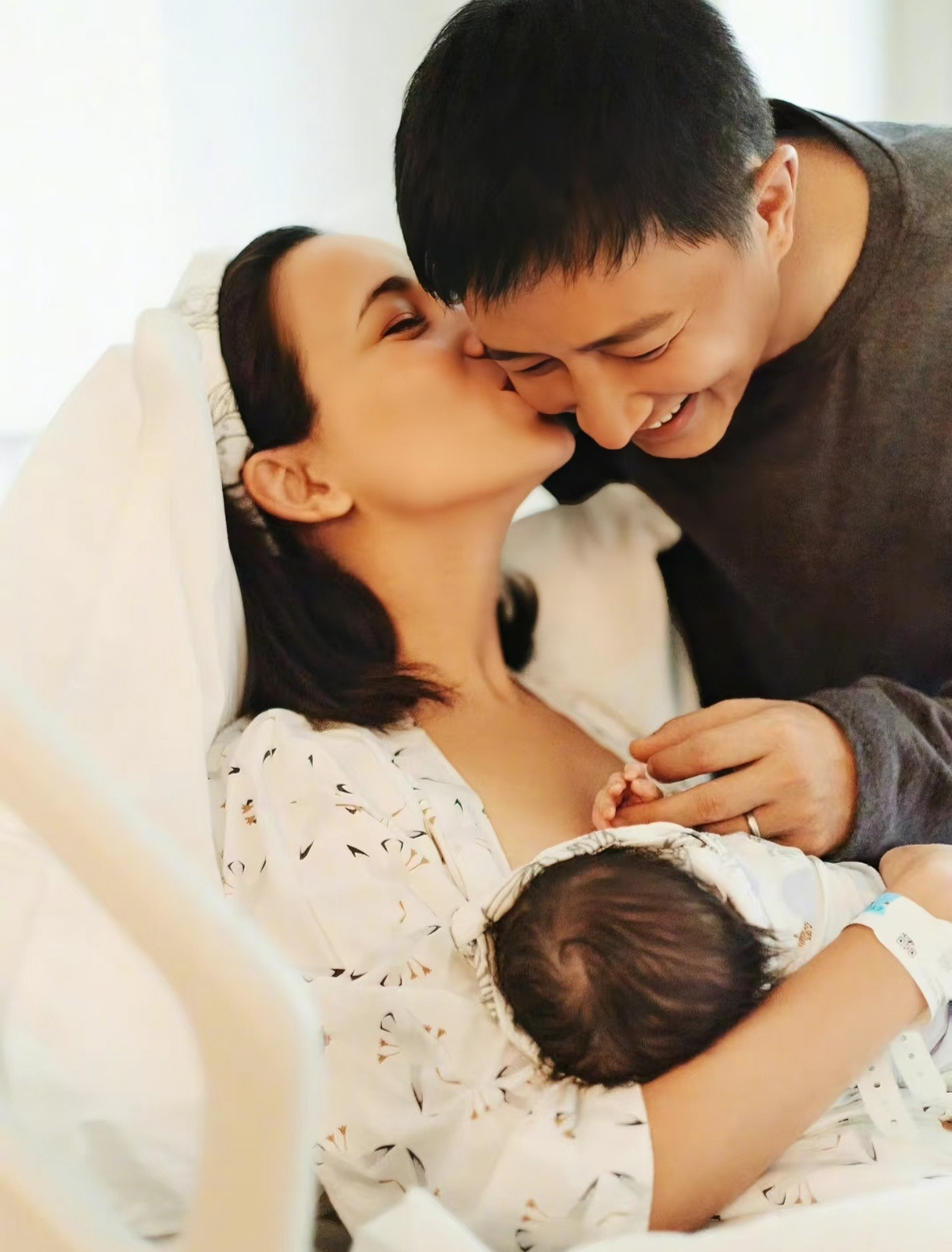 哪一刻你有了当妈的感觉看完卢靖姗和张踩铃分享的每一个带娃小故事都引起了大家深深地